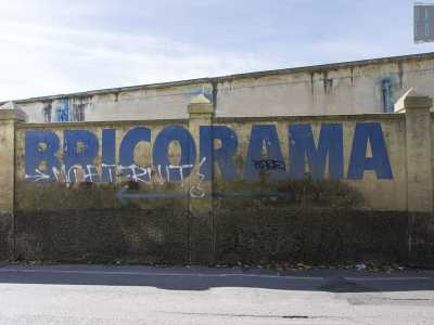 Non ci sono dubbi su ci� che si trovava all�interno della struttura ora abbandonata, visto che su tutto il muro di cinta campeggia per ben tre volte la scritta blu a caratteri cubitali �Bricorama�
